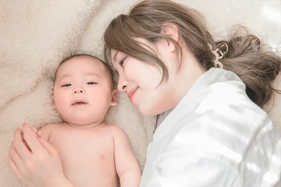 赤ちゃんと寝るママ