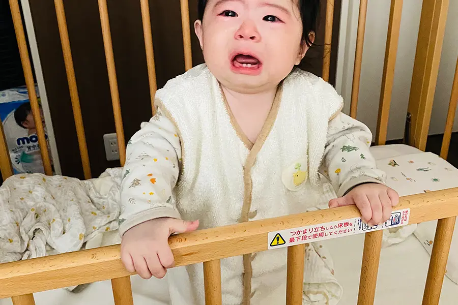 スリーパーを着る赤ちゃん