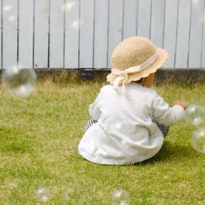 麦わら帽子の子供