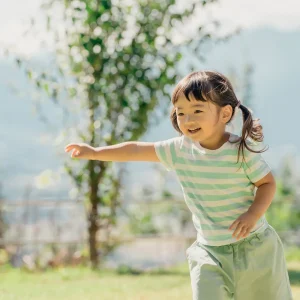 手を伸ばす子供　