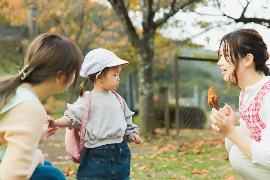 保育士に諭されるこども