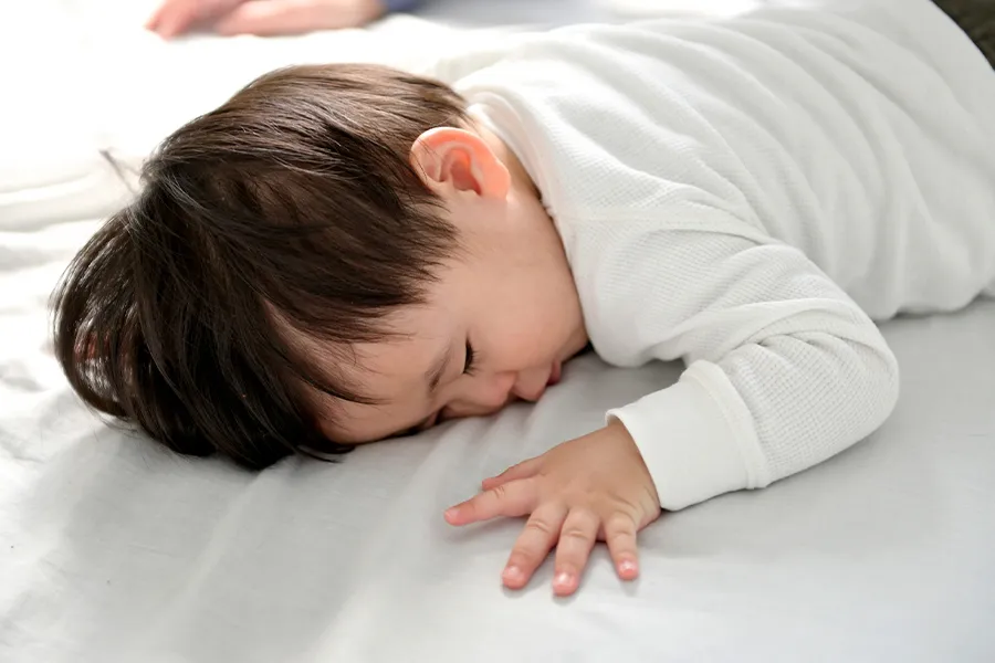 横になる赤ちゃん