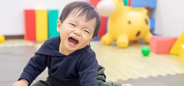 遊ぶ子供