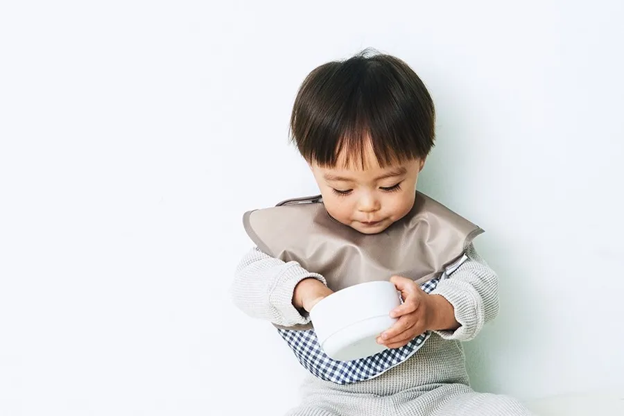 お食事エプロンをつけた子供