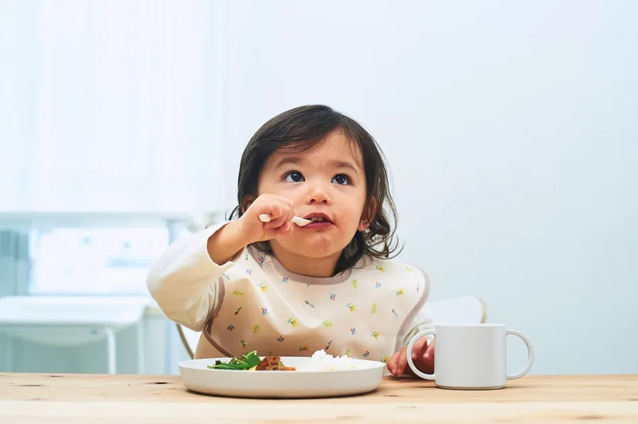 お食事エプロンをつけた子供