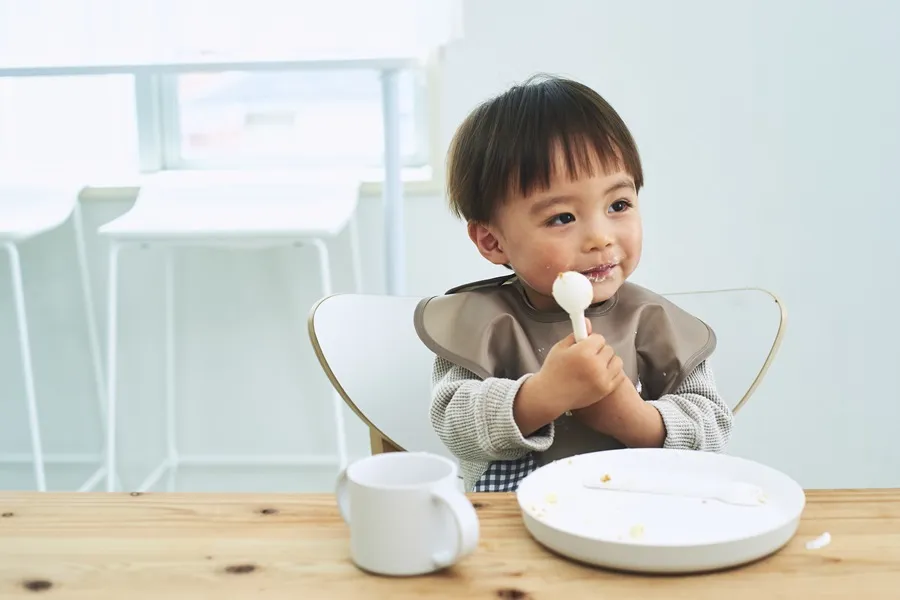 お食事エプロンをつけた子供