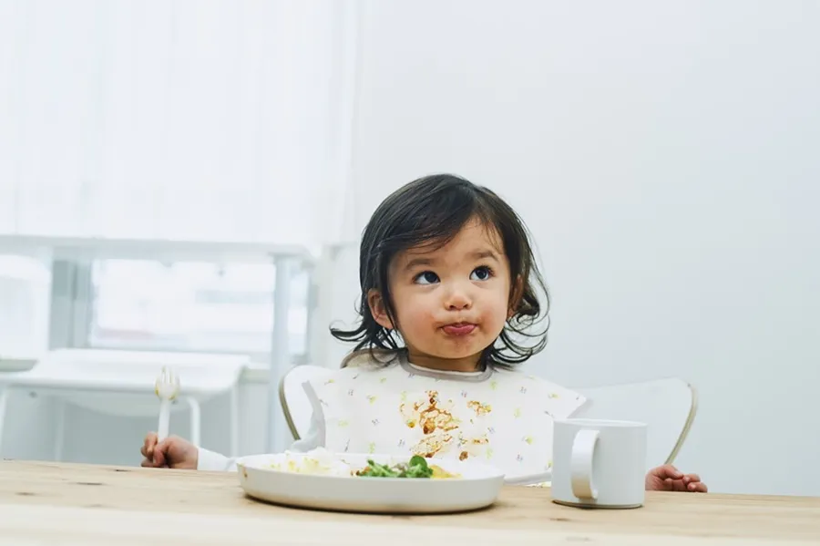 お食事エプロンをつけた子供