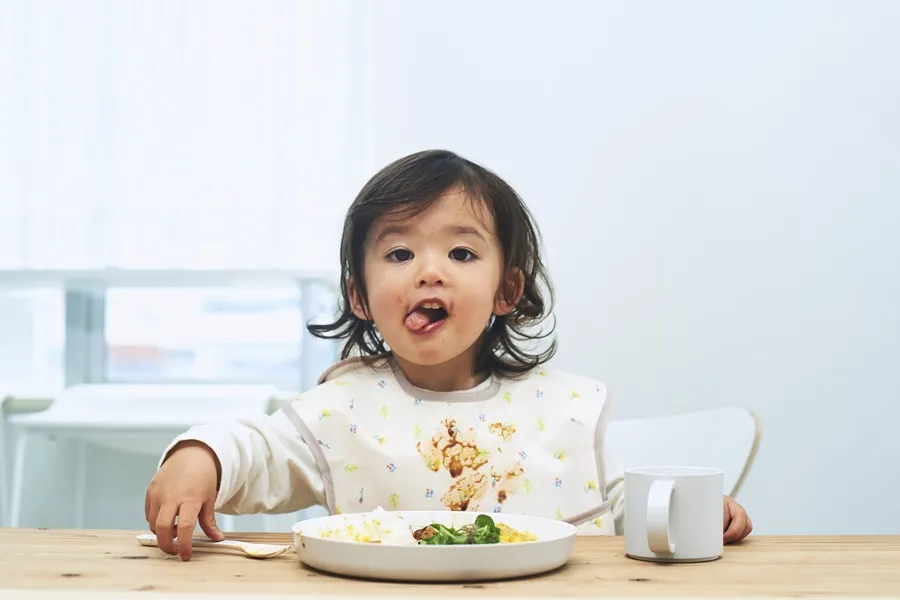お食事エプロンをつけた子供