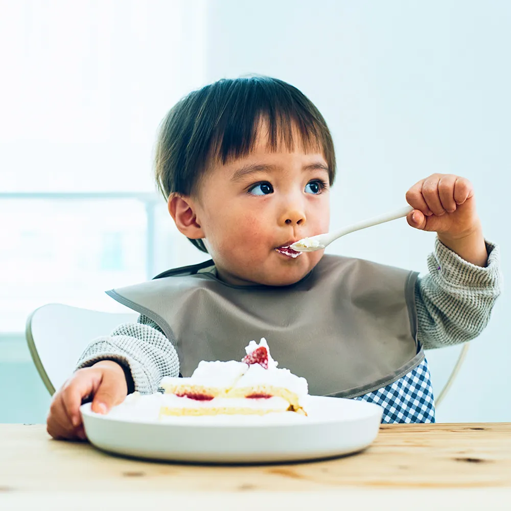 お食事エプロンをつけた子供