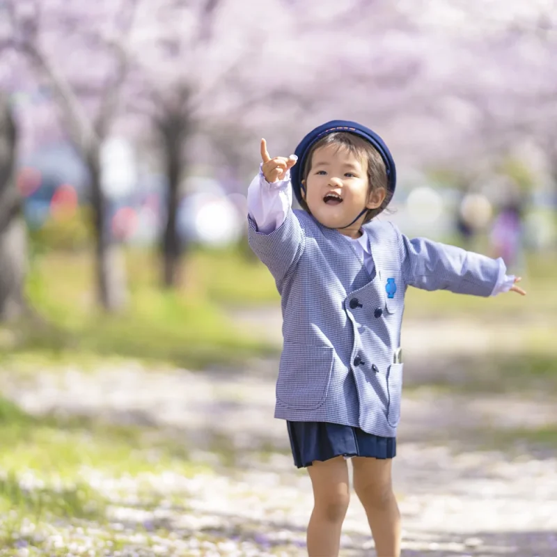 幼稚園児と桜