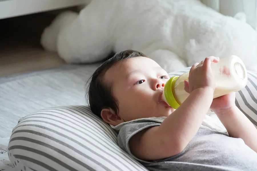 ミルクを飲む赤ちゃん